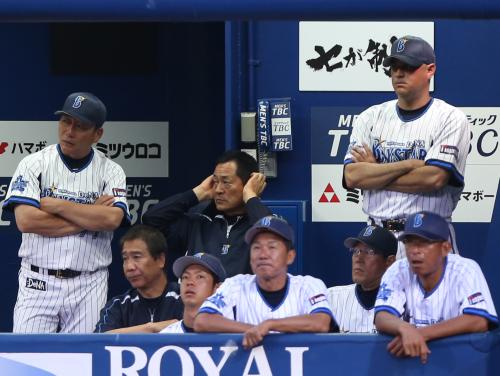 ＜Ｄ・中＞ベンチで厳しい表情の（後方左から）ＤｅＮＡ・高木打撃コーチ、中畑監督、友利投手コーチ
