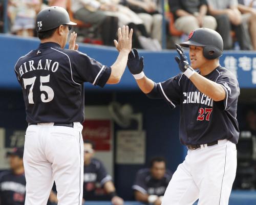 ６回に本塁打を放ち、平野コーチ（左）とハイタッチする中日・谷繁