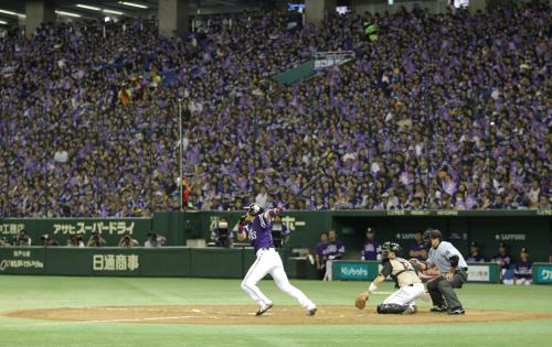 ＜ソ・日＞３回無死一、三塁のチャンスに内川は紫色に染まったスタンドのファンの歓声に後押しされるかのように右中間二塁打を打つ