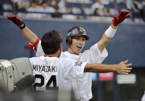 ７回、本塁打を放ち宮崎に迎えられるオリックス・駿太