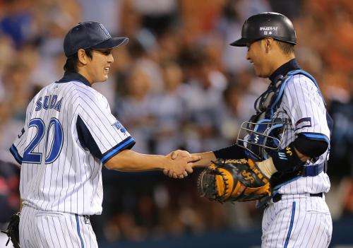＜Ｄ・ヤ＞完封勝利のＤｅＮＡ先発・須田（左）は鶴岡と握手を交わす