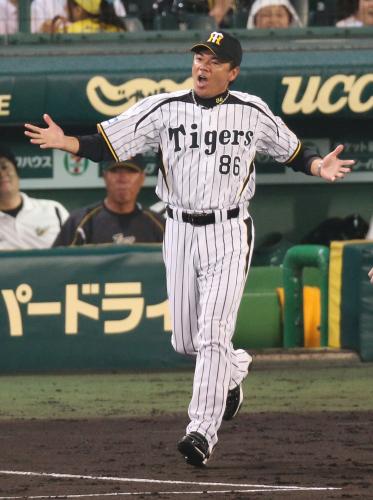 ＜神・巨＞５回１死一塁、新井良が遊ゴロに倒れ判定に抗議する和田監督