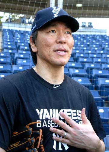 ヤンキース傘下のマイナー、１Ａスタテンアイランドの練習で打撃投手を務めた後、記者の質問に答える松井秀喜氏