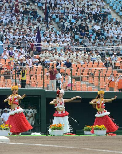 全国高校野球選手権福島大会の開会式に先立ち、グラウンドで踊りを披露するフラガール