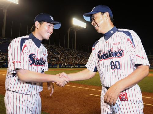 プロ初勝利を挙げ、小川監督（右）と笑顔で握手するヤクルト・木谷