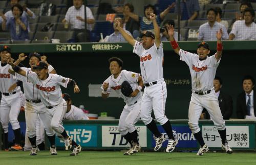 ＜ＪＸ－ＥＮＥＯＳ・ＮＴＴ西日本＞１０回２死一、二塁、ＪＸ－ＥＮＥＯＳの代打・山岡のサヨナラ打に大久保監督（右から２人目）が歓喜のジャンプ