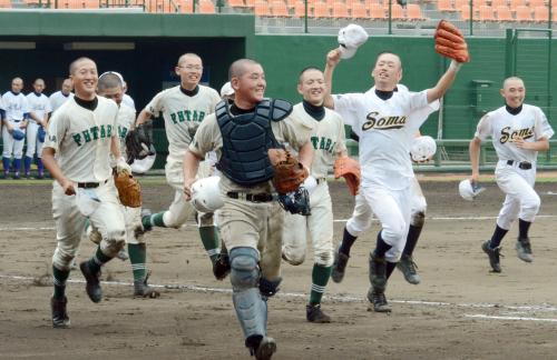 全国高校野球選手権福島大会で初戦を突破した連合チーム「相双福島」の選手たち