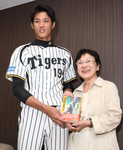 甲子園を訪れた西村幸生投手の長女・津野田ジョイス幸子さんは藤浪に父の自伝をプレゼント