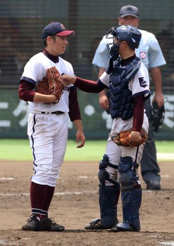 ９回１死満塁、打者・倉本のとき、１年生捕手の田中に気合を注入される松井