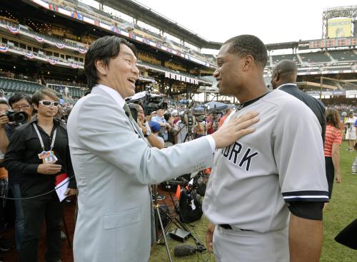 オールスター戦前に、ヤンキースのカノ（右）とあいさつを交わす松井秀喜氏