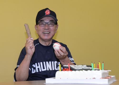 ＜広・中＞７２歳の誕生日を迎えバースデーケーキを手に笑顔の高木監督