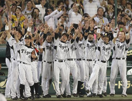 ８回、本塁打を放ち生還した浅井（右から２人目）と喜ぶ阪神ナイン