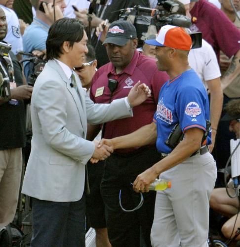 ＜米オールスター戦＞試合前に、ヤンキースのリベラ（右）と談笑する松井秀喜氏