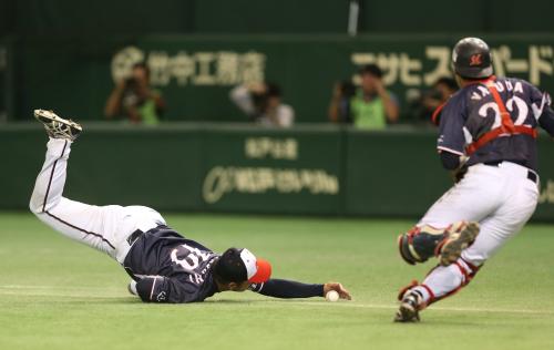 ＜東京ガス・三菱重工名古屋＞２回１死一塁、遠藤の小フライに飛びついた三菱重工名古屋の菊地（左）と捕手・安田だったが捕球できず