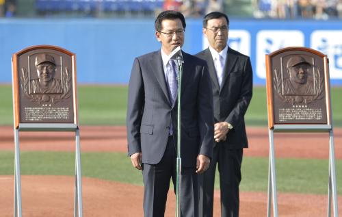 試合前に行われた野球殿堂入りの表彰であいさつする大野豊氏。後方は外木場義郎氏