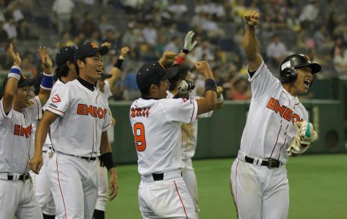 ＜ＪＸ－ＥＮＥＯＳ・東京ガス＞８回２死一塁、ＪＸ－ＥＮＥＯＳ・山田の適時二塁打で生還した一走・井領（右）はガッツポーズ