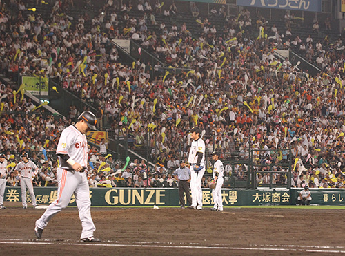 独特の雰囲気の甲子園。１６日の阪神―巨人戦では、安藤（中央）が押し出し四球を与えた場面で、ファンから怒りのジェット風船が飛ぶ