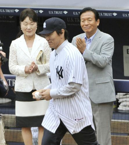 始球式に臨む松井秀喜氏を拍手で送り出す父昌雄さん（右）と母さえ子さん