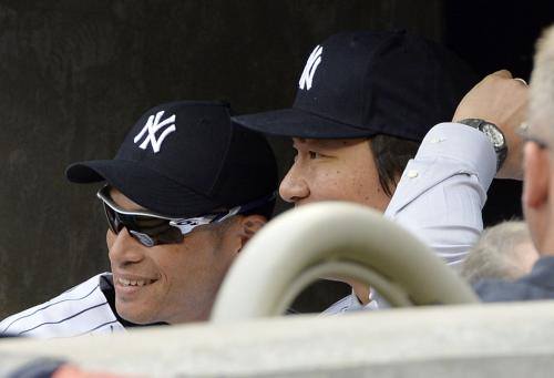 始球式前に、ベンチでイチロー選手（左）と話す松井秀喜氏