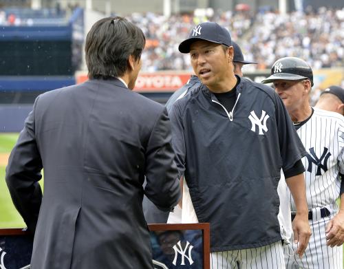 引退セレモニーで松井秀喜氏（左）と握手をする黒田投手