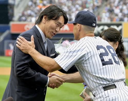 引退セレモニーで、ヤンキースのジラルディ監督（右）と握手を交わす松井秀喜氏