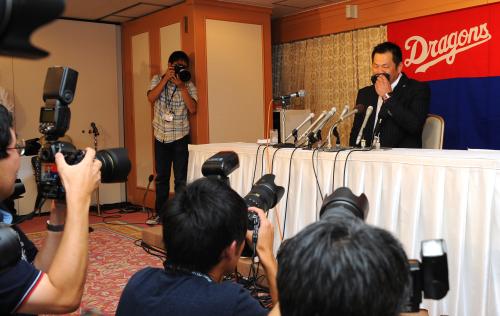 大勢の報道陣に囲まれ、今季限りの引退を発表をした山崎