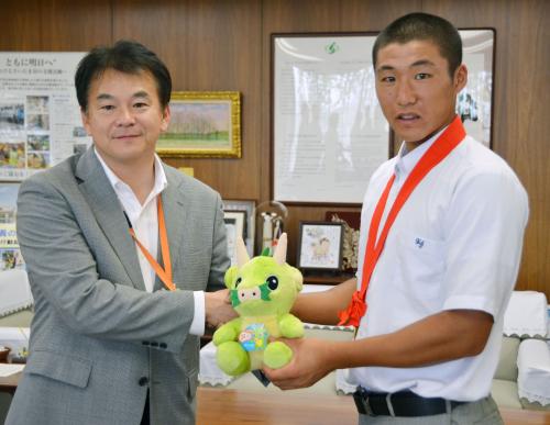 さいたま市役所に清水市長（左）を表敬訪問した浦和学院の山根主将