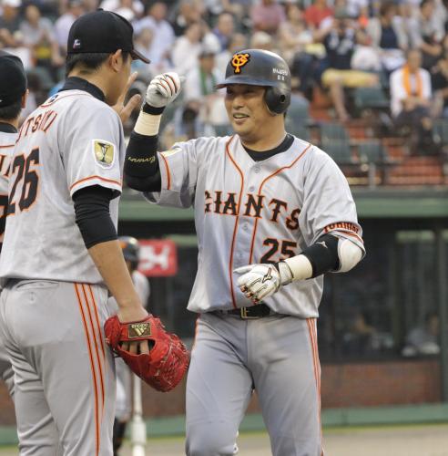 初回２死、巨人・村田が先制本塁打を放ち内海らベンチに迎えられる