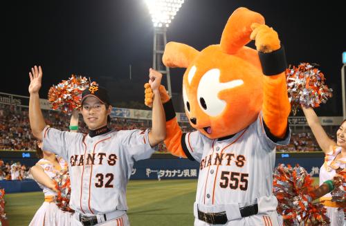プロ初本塁打で勝利に貢献した橋本は、ファンの歓声に手を上げて応える