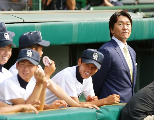 第95回全国高校野球選手権大会の開会式を前に、ベンチからグラウンドを見詰める松井秀喜氏