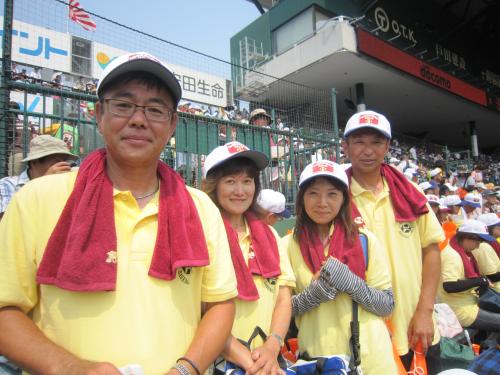 作新学院１年生コンビの両親（左から）朝山の父・憲重さん、母・光美さん、添田の母・一恵さん、父・稔夫さん　　　　　　　　　　　　　　　　　　　　　　　　　　　　　　　