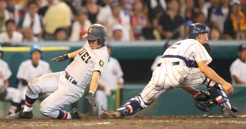 ＜仙台育英・浦和学院＞９回２死一塁、熊谷のサヨナラ打で一塁走者・小野寺（左）がホームイン