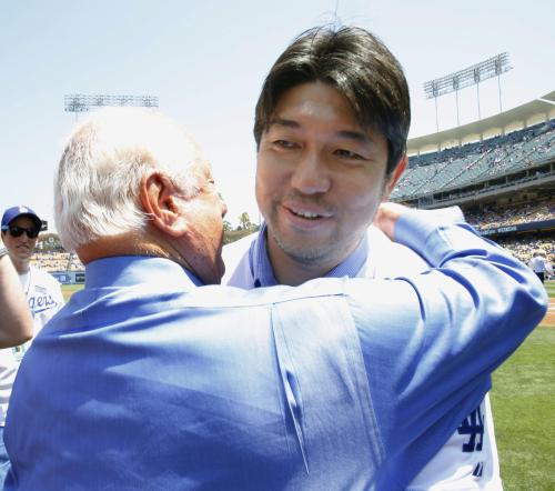 始球式を務める前、ドジャースのラソーダ元監督に抱きしめられる野茂英雄氏