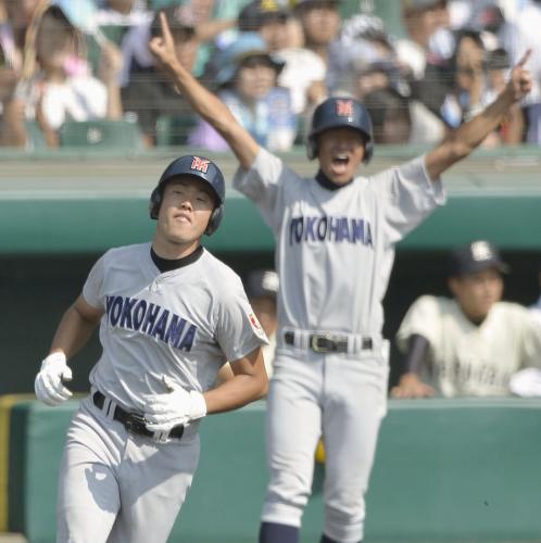 ＜丸亀・横浜＞５回表、左越えに３ランを放ち一塁を回る横浜・高浜（左）