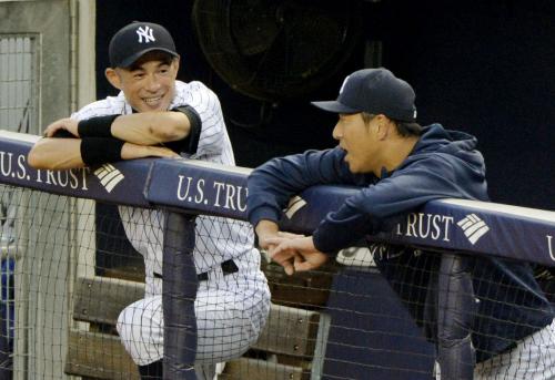 エンゼルス戦で先発を外れ、ベンチで黒田（右）と談笑するヤンキースのイチロー