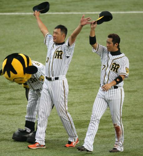 ファンの声援に応える阪神・関本（左）と西岡