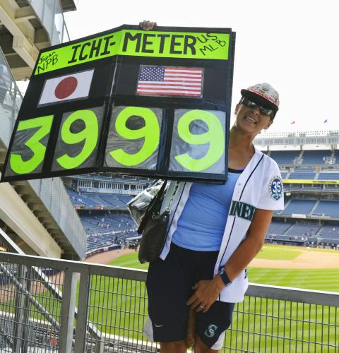 イチローの日米通算４０００安打まであと１本となり、「３９９９」を表示する「イチ・メーター」を掲げるファン