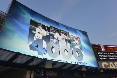 ヤンキースのイチローが日米通算４０００安打を達成したことを伝える球場の大型スクリーン