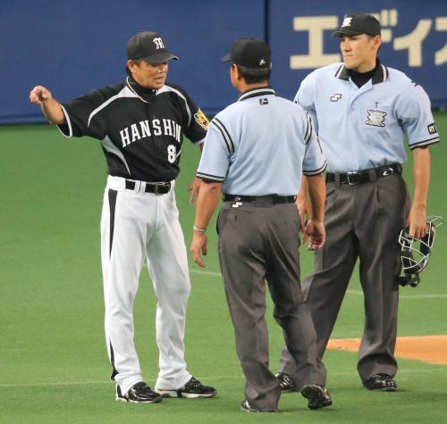 ＜中・神＞３回表２死一、二塁、マートンの打球が右飛と判定され抗議する和田監督（左）