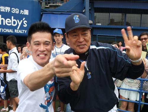 ＜Ｄ・巨＞試合前、中畑監督（右）とコミカルなポーズを決める柳沢慎吾