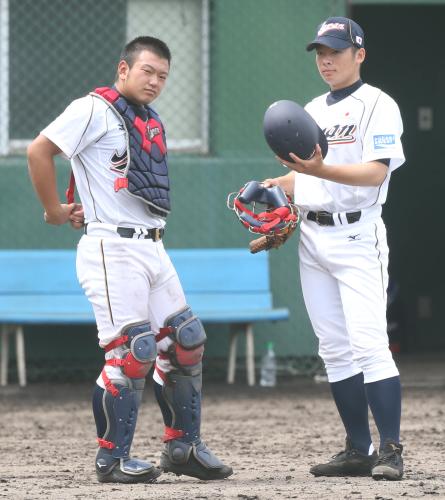 ＜日本代表・関大＞７回、森友（左）の準備を手伝う松井