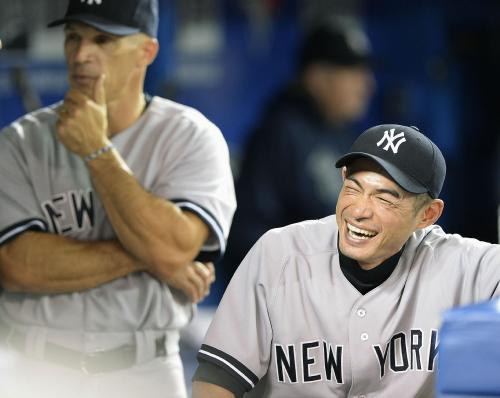＜ブルージェイズ・ヤンキース＞出場機会はなかったが、大量リードの試合展開でベンチで笑顔を見せるヤンキースのイチロー。左はジラルディ監督
