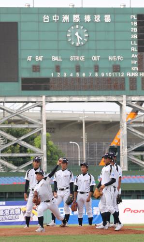 台中インターコンチネンタル球場のマウンドで投球する（左から）高橋光、松井ら投手陣