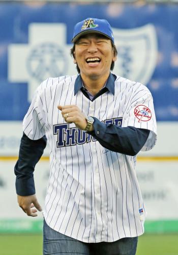 ヤンキース傘下２Ａトレントンの試合の始球式を終え、笑顔で引き揚げる松井秀喜氏