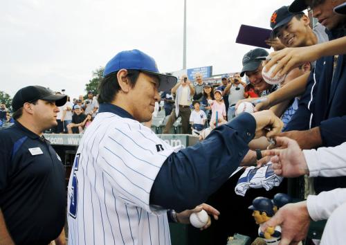 ヤンキース傘下２Ａトレントンの試合の始球式を終え、ファンにサインする松井氏
