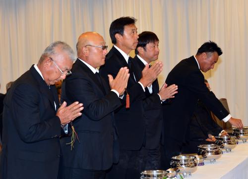 焼香する（左から）大矢氏、山下氏、ヤクルト・小川監督、荒木コーチ、池山コーチ