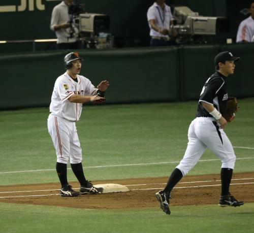 ＜巨・神＞初回１死一、二塁、村田の左飛で二塁ベースを踏まずに帰塁した阿部はアピールプレーでアウトに