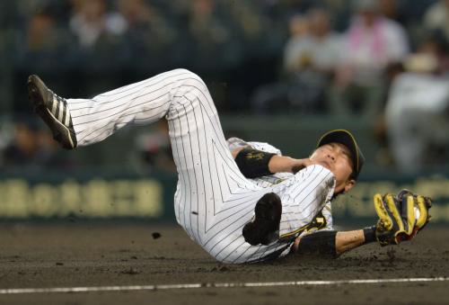 ２回、広島・木村の打球を捕球後に転倒する阪神の三塁手西岡。送球できず安打となる