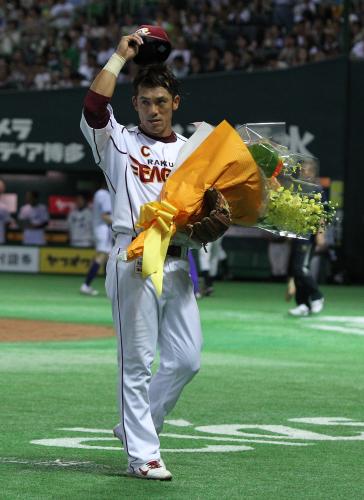 ＜ソ・楽＞公式戦通算１５００試合出場を達成した松井は花束を手にファンの声援に応える