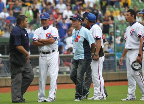 ＜台湾・日本＞６回１死一、二塁、楊家維の打球をホームランだと抗議する藍文成監督（左から２人目）ら台湾首脳陣